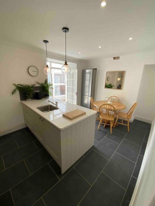 Beautiful 2 Bed End Terrace Victorian Town House Lägenhet Redruth Exteriör bild